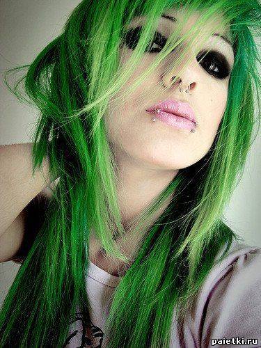 Девушка с зелеными волосами и пирсингом на носу