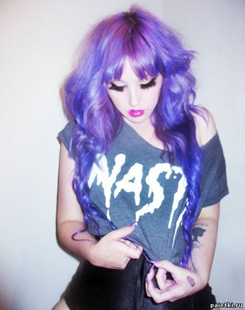 Трэш девушка с фиолетовыми волосами