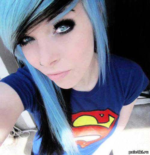 Голубые волосы с черной прядью девушки