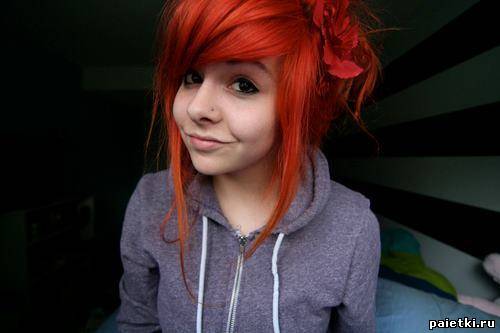 Девочка-эмо с огненно-красными волосами