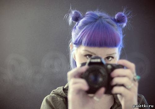 Девушка с фиолетовыми волосами в прическе