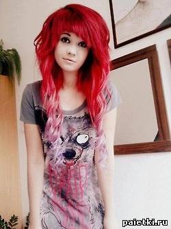 Девушка с красными волосами с розовыми прядями