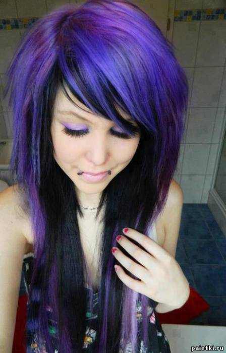 с фиолетовыми длинными волосами с черными прядями