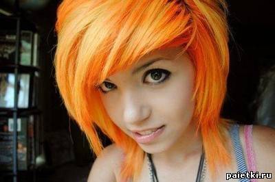 Желто-оранжевые волосы девушки со стрижкой
