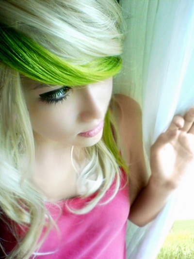 Блондинка с зеленой прядью волос