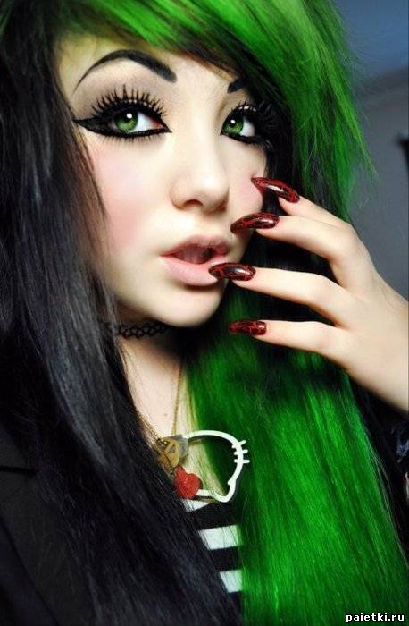 Половина волос черным цветом, половина - зеленым