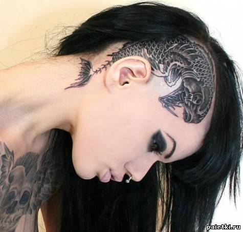 Девушка с выбритым виском и татуировкой на коже