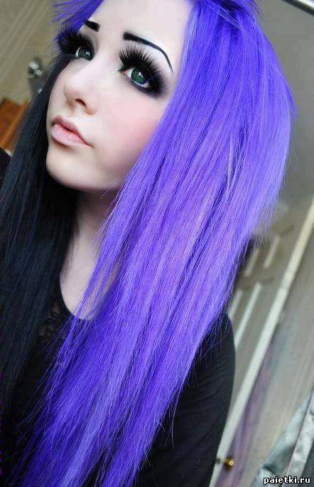 Длинные волосы фиолетового цвета эмо-девушки