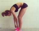 девушка завязывает шнурки розовых кроссовок Nike