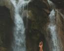 Девушка в купальнике у водопада