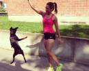 Спортивная девушка с чёрной собакой