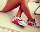 Ноги девушки в бело-розовых кроссовках Nike