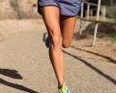 Спортивные ноги в кроссовках бегущей девушки