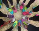 Ноги девушек в разноцветных кроссовках