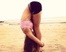 Девушка в позе йоги у моря