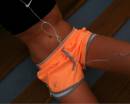 спортивная девушка в оранжевых шортах с плеером