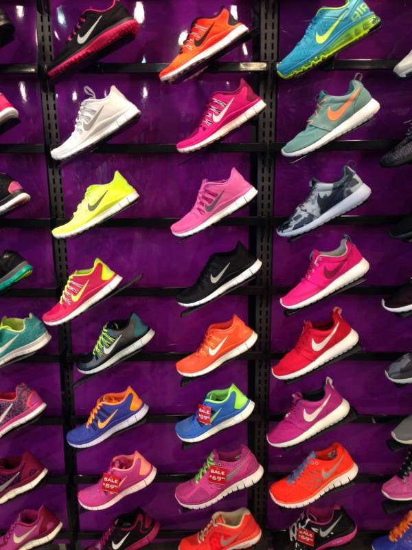 Разноцветные кроссовки Nike в магазине