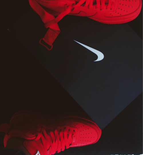 Красные Nike