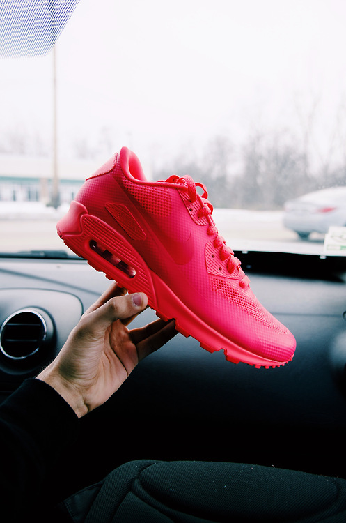 Красные кроссовки Nike в руках девушки