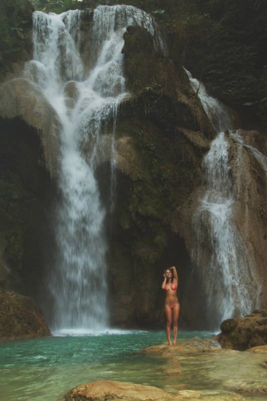 Девушка в купальнике у водопада
