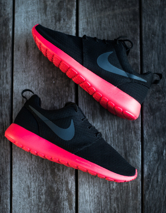 Черные кроссовки Nike с красной подошвой