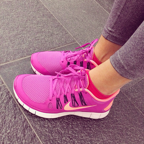 Ноги девушки в розовых кроссовках Nike
