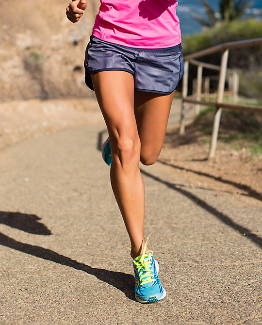 Спортивные ноги в кроссовках бегущей девушки