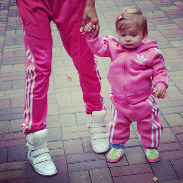 Мама и дочка в розовых костюмах Адидас