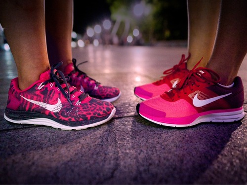Пятнистые и розовые кроссовки Nike
