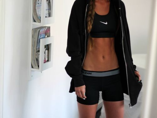 Спортивная девушка в черном костюме Nike