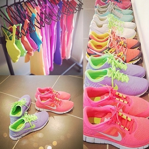 Разноцветные кроссовки "Nike" в ряд на полке