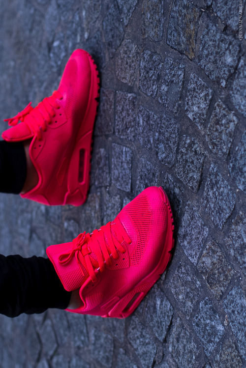 Яркие красные кроссовки Nike