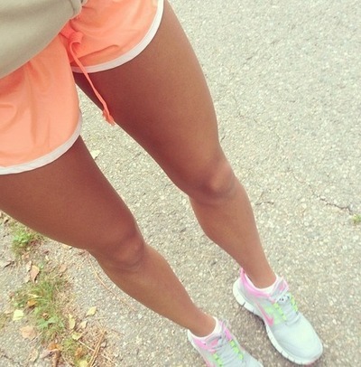 Ноги девушки в кроссовках Nike