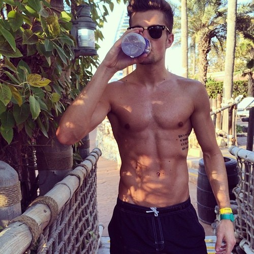 спортивный парень пьёт воду