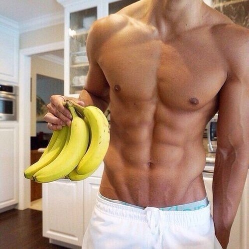 Спортивный парень со связкой бананов
