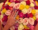Огромный букет разноцветных роз и кольца на руке