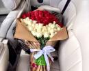 Букет из красных и белых роз в светлом салоне авто