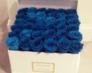 Синие розы в белой коробке