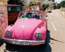 Девушки в розовом ретро-авто
