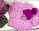 Розовый свитер ручной вязки и шапочка