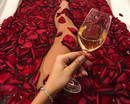 В ванне с лепестками роз и бокалом шампанского