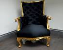 Чёрное кресло с золотой отделкой