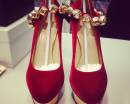 Красные туфли на каблуке от Charlotte Olympia