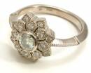 Бриллиантовое кольцо в форме цветка