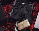 Чёрная блузка, туфли и золотистый кошелёк YSL