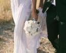 Жених и невеста в шикарном облегающем платье