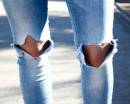 Ноги в джинсах с рваными коленками