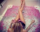 Девушка в ванне с лепестками розовых роз