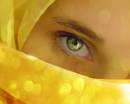 Зеленоглазая девушка в жёлтом хиджабе