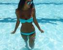 Девушка в бирюзовом купальнике в бассейне